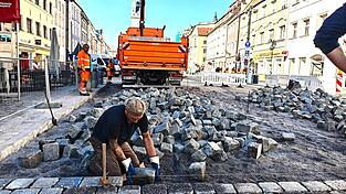 Stein f&uuml;r Stein verlegen die Arbeiter derzeit am Ludwigsplatz. Es handelt sich dabei um keine neuen, sondern um alte und gereinigte.