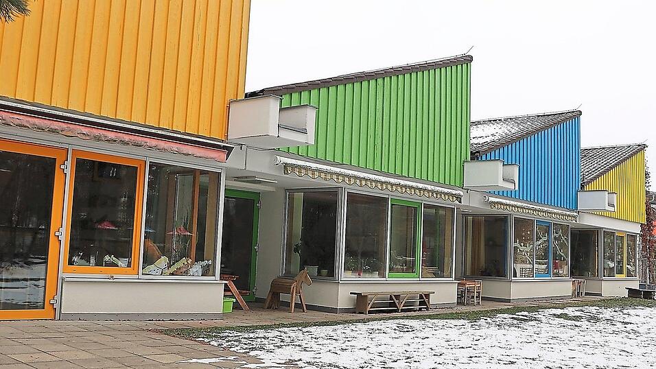 Seit Monaten regnet es im 1974 gebauten st&auml;dtischen Kindergarten am Gabis ein, was in einigen Bereichen f&uuml;r Schimmelbildung gesorgt hat. Jetzt soll das kaputte Dach f&uuml;r teures Geld so schnell wie m&ouml;glich saniert werden.