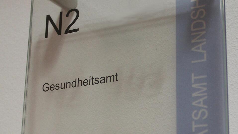 Auf über 70 Mitarbeiter ist die Arbeitsgruppe Pandemiebekämpfung am Gesundheitsamt Landshut inzwischen angewachsen - dennoch nimmt die Arbeit im Moment kein Ende.