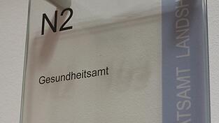 Auf über 70 Mitarbeiter ist die Arbeitsgruppe Pandemiebekämpfung am Gesundheitsamt Landshut inzwischen angewachsen - dennoch nimmt die Arbeit im Moment kein Ende.
