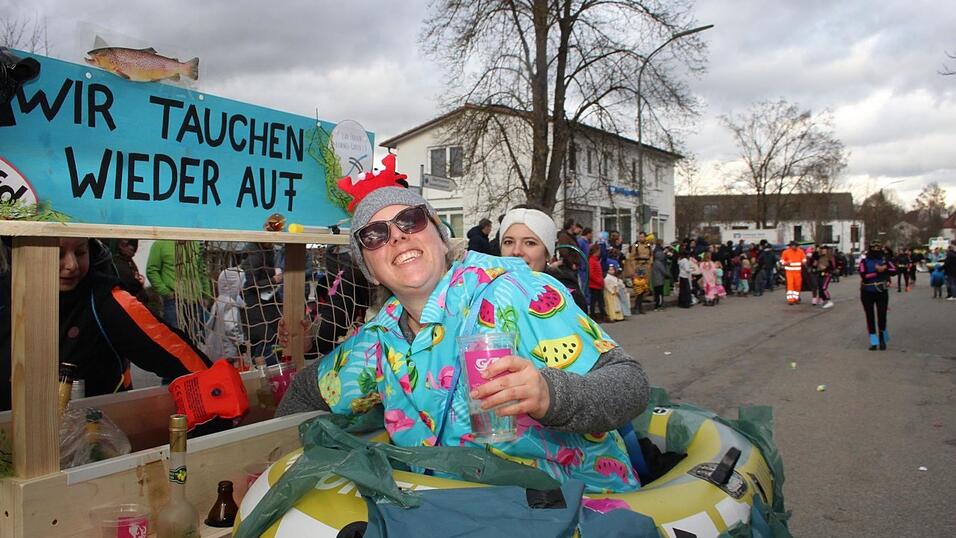 Viele Faschings-Fans haben sich am Samstag den Umzug in Langenbach angesehen. Viele Faschings-Fans haben sich am Samstag den Umzug in Langenbach angesehen.