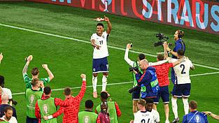 Ollie Watkins (Trikotnummer 19) lässt sich nach Spielende von seinen Teamkollegen feiern.