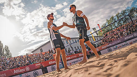 Hand drauf: Benedikt (links) und Jonas Sagstetter aus Landshut mussten nach der Niederlage im ersten Vorrundenspiel von einem „Endspiel“ zum nächsten. Am Ende standen sie im Finale gegen das österreichische Top-Duo Alexander Horst und Moritz Pristauz.