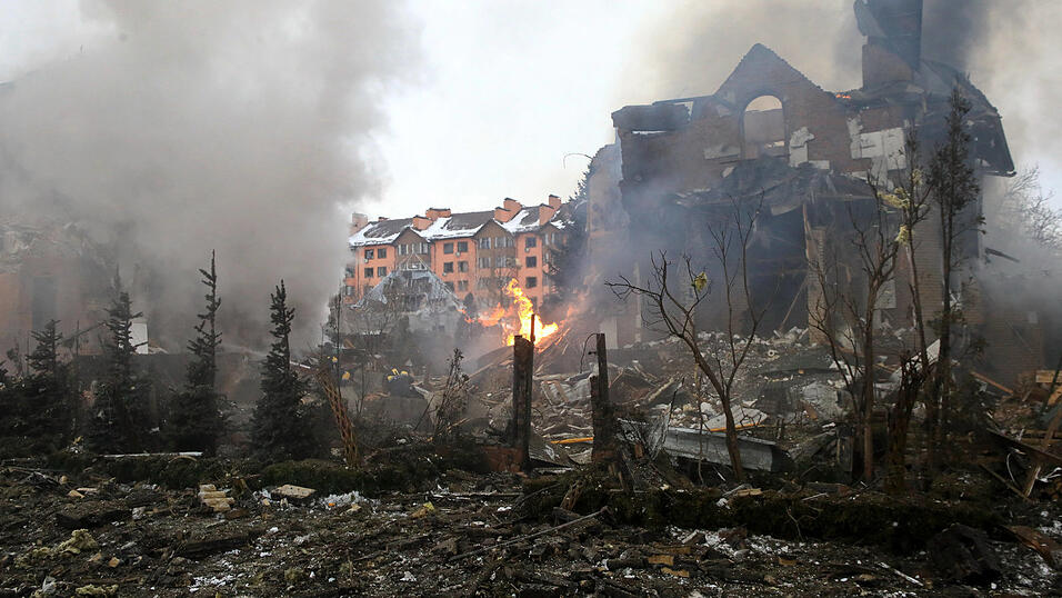 Folgen des russischen Angriffs in der Region Kiew - Ukraine Ein Feuer w&uuml;tet in einem durch einen russischen Angriff zerst&ouml;rten Haus, Dorf Sofiivska Borshchahivka, Region Kiew.