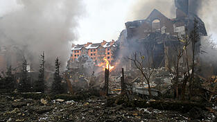 Folgen des russischen Angriffs in der Region Kiew - Ukraine Ein Feuer w&uuml;tet in einem durch einen russischen Angriff zerst&ouml;rten Haus, Dorf Sofiivska Borshchahivka, Region Kiew.