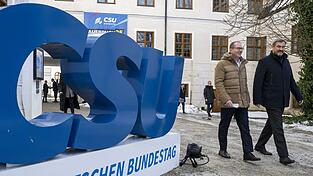 Ministerpräsident und CSU-Parteivorsitzender Markus Söder (r.) und CSU-Landesgruppenchef Alexander Dobrindt fordern einen klaren Politikwechsel nach der kommenden Bundestagswahl. Ministerpräsident und CSU-Parteivorsitzender Markus Söder (r.) und CSU-Landesgruppenchef Alexander Dobrindt fordern einen klaren Politikwechsel nach der kommenden Bundestagswahl.