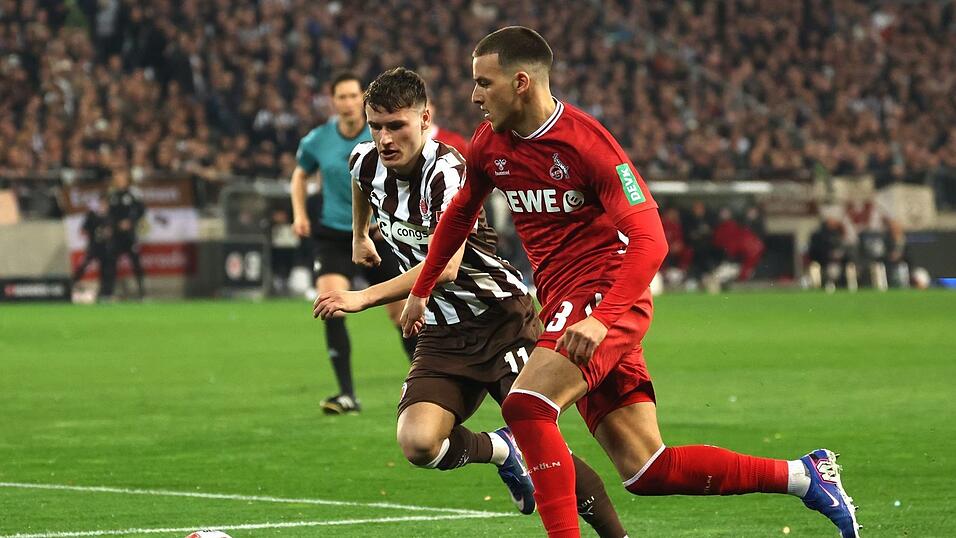St. Paulis Arkadiusz Pyrka (l) und K&ouml;lns Said El Mala k&auml;mpfen um den Ball.
