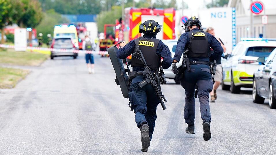 Einsatzkräfte auf dem Weg zum Tatort bei Aalborg. Einsatzkräfte auf dem Weg zum Tatort bei Aalborg.