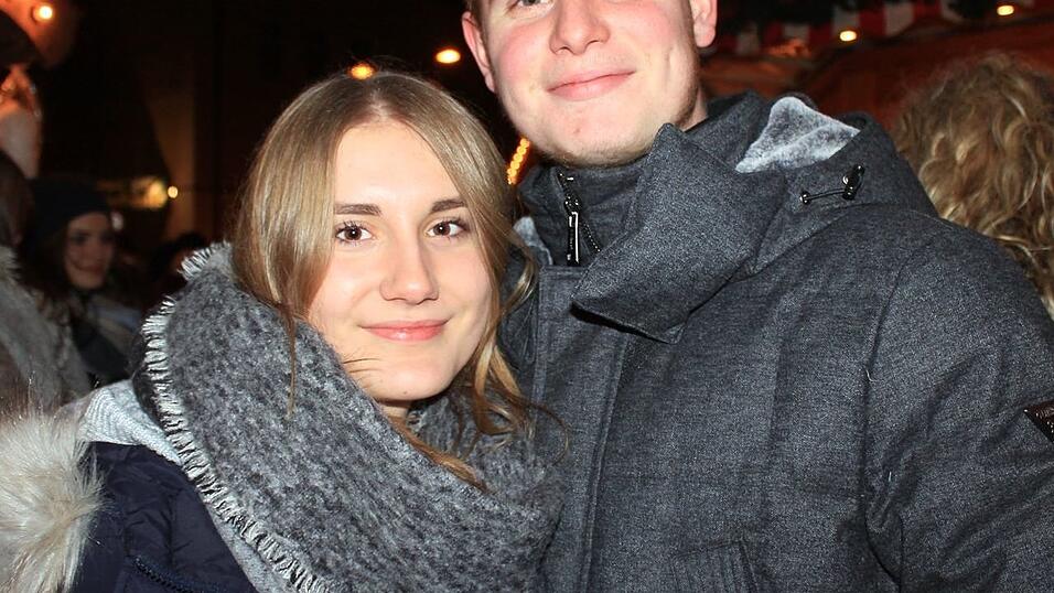 Seit einigen Jahren gehört auch die Weihnachtspyramide am Bischof-Sailer-Platz zur festen Institution zur Weihnachtszeit in Landshut, und ist vor allem bei der jüngeren Generation sehr beliebt. Seit einigen Jahren gehört auch die Weihnachtspyramide am Bischof-Sailer-Platz zur festen Institution zur Weihnachtszeit in Landshut, und ist vor allem bei der jüngeren Generation sehr beliebt.