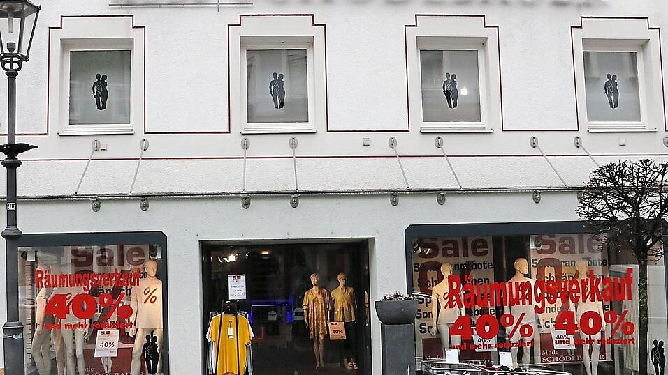Räumungsverkauf: Jahrzehntelang war das Modegeschäft Schödlbauer an der Bad Kötztinger Marktstraße für seine Kunden da - nun schließt das Traditionshaus. Räumungsverkauf: Jahrzehntelang war das Modegeschäft Schödlbauer an der Bad Kötztinger Marktstraße für seine Kunden da - nun schließt das Traditionshaus.