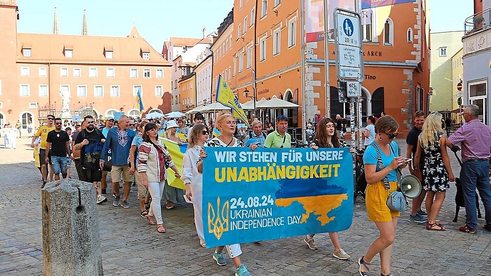 Der 'Marsch der Unbeugsamen' bewegte sich vom Haidplatz durch die Gesandtenstraße und über den Neupfarrplatz zum Alten Rathaus wieder zum Ausgangspunkt. Der 'Marsch der Unbeugsamen' bewegte sich vom Haidplatz durch die Gesandtenstraße und über den Neupfarrplatz zum Alten Rathaus wieder zum Ausgangspunkt.