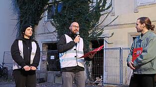 Laura Neumann, (von links), Linken-OB-Aspirant Sebastian Wanner und Samuel Scherl erklärten vor dem Adlerhaus, wie die Linkspartei nach der Kommunalwahl für mehr bezahlbaren Wohnraum sorgen würde.