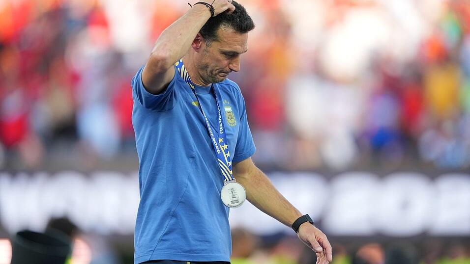Argentiniens Trainer Lionel Scaloni war nach der Niederlage untröstlich. Argentiniens Trainer Lionel Scaloni war nach der Niederlage untröstlich.