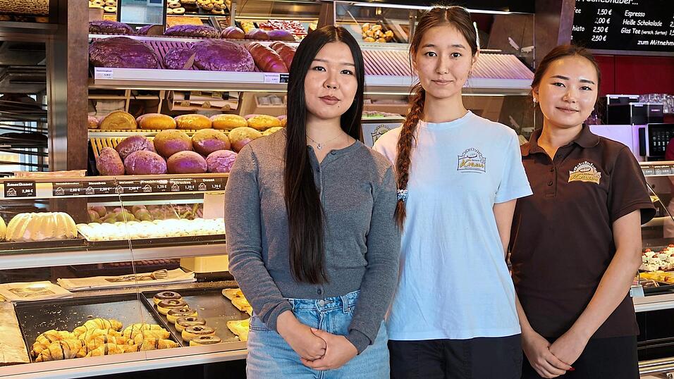 Aus Kirgistan zum Kraus-Bäck (von links): Kyial (20) und Aiana (19) absolvieren ihr drittes Lehrjahr im Verkauf und in der Backstube. Dokturgul (19) gehört seit September 2025 zum Team hinter der Theke. Aus Kirgistan zum Kraus-Bäck (von links): Kyial (20) und Aiana (19) absolvieren ihr drittes Lehrjahr im Verkauf und in der Backstube. Dokturgul (19) gehört seit September 2025 zum Team hinter der Theke.