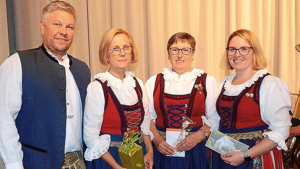 Bei der Ehrung (von links): Vorsitzender Bernhard Sklenarz, Renate Schmitt, Brigitte Nicklas und Karin Erl. Bei der Ehrung (von links): Vorsitzender Bernhard Sklenarz, Renate Schmitt, Brigitte Nicklas und Karin Erl.