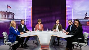 Landrätin Tanja Schweiger (rechts) am Donnerstagabend im Fernsehstudio von Maybrit Illner in Berlin. „Viele Menschen haben nicht mehr das Vertrauen in den Staat, wie sie es früher hatten“, analysiert sie.