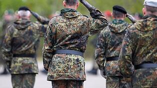 Bis 2035 soll die Bundeswehr 260.000 aktive Soldaten und 200.000 Reservisten umfassen.