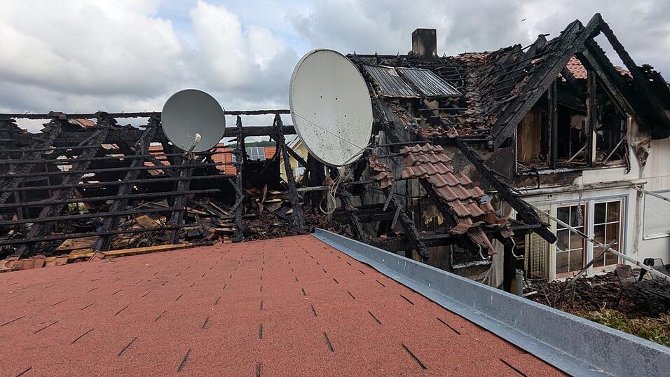 Der Tag danach: Das Haus ist unbewohnbar. Der Schaden beläuft sich auf rund 500.000 Euro. Der Tag danach: Das Haus ist unbewohnbar. Der Schaden beläuft sich auf rund 500.000 Euro.