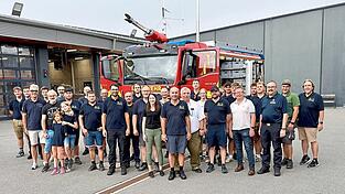 Sie hatten am Freitag Grund zur Freude: ein Teil der Einsatzmannschaft der Feuerwehr Furth im Wald mit Gästen vor dem neuen Fahrzeug. Sie hatten am Freitag Grund zur Freude: ein Teil der Einsatzmannschaft der Feuerwehr Furth im Wald mit Gästen vor dem neuen Fahrzeug.