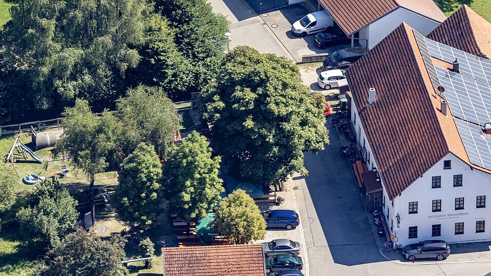Der Biergarten beim Haxnwirt in Niedersüßbach aus der Luft.