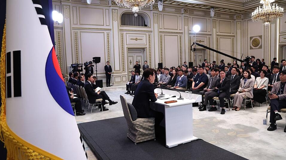 Der südkoreanische Präsident Lee Jae Myung hat zum einjährigen Amtsantritt eine knapp dreistündige Pressekonferenz gegeben. Der südkoreanische Präsident Lee Jae Myung hat zum einjährigen Amtsantritt eine knapp dreistündige Pressekonferenz gegeben.
