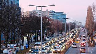 Stau auf dem Mittleren Ring: Dazu hatte auch eine Baustelle an der Landshuter-Allee-Br&uuml;cke beigetragen.
