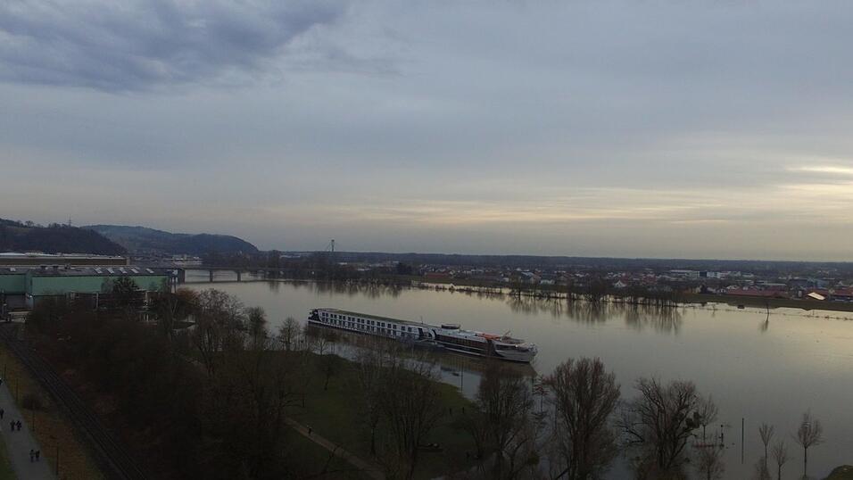 In Deggendorf ist die Lage am Sonntag noch angespannt.