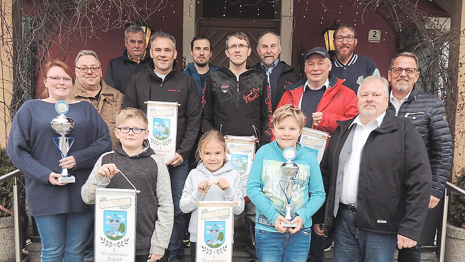 Vorsitzender Rupert Steubl und Stellvertreter Markus Dengler mit den Kreismeistern. Vorsitzender Rupert Steubl und Stellvertreter Markus Dengler mit den Kreismeistern.