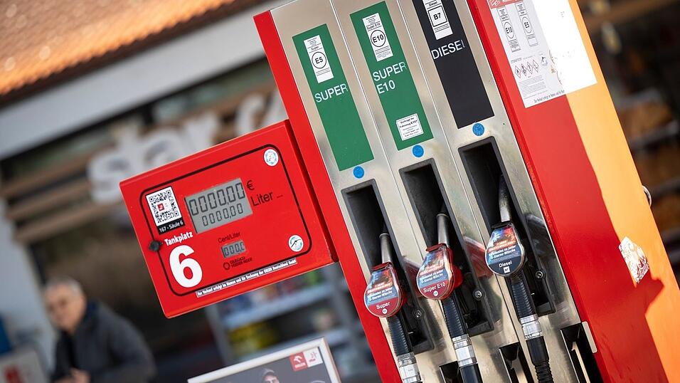 In Bayern hat der Auswertung zufolge rund jede vierte Tankstelle gegen die 12-Uhr-Regel versto&szlig;en. (Archivbild)