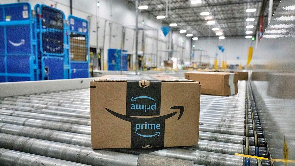 Die Verbraucherzentrale NRW hat den Online-H&auml;ndler Amazon wegen einer Preiserh&ouml;hung im Sommer 2022 verklagt.  (Archivbild)