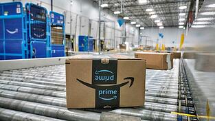 Die Verbraucherzentrale NRW hat den Online-Händler Amazon wegen einer Preiserhöhung im Sommer 2022 verklagt. (Archivbild) Die Verbraucherzentrale NRW hat den Online-Händler Amazon wegen einer Preiserhöhung im Sommer 2022 verklagt. (Archivbild)