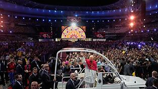 Im Stade de France hat der Papst junge Menschen zu Mitmenschlichkeit und Gerechtigkeit aufgerufen. Im Stade de France hat der Papst junge Menschen zu Mitmenschlichkeit und Gerechtigkeit aufgerufen.