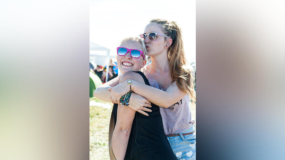 Ein Streifzug durch das Campinggelände: Trotz heißer Temperaturen sind die Festivalbesucher bestens gelaunt. (Foto: Susanne Raith) Ein Streifzug durch das Campinggelände: Trotz heißer Temperaturen sind die Festivalbesucher bestens gelaunt. (Foto: Susanne Raith)