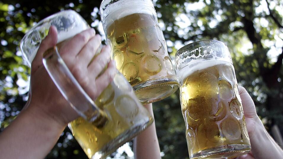 Die Krüge hoch: Im Landshuter Hof ließen es sich die Gäste laut Dehoga-Bestenliste 2024 besonders gern schmecken. (Symbolbild)