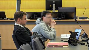 Der 51-jährige Angeklagte bestreitet den Mordvorwurf.