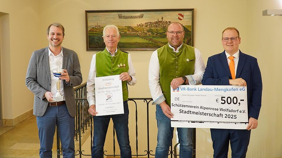 Bürgermeister Matthias Kohlmayer (v.l.), Werner Reich, Schützenmeister Robert Maidl und Andreas Freilinger von der VR-Bank freuen sich auf die 50. Stadtmeisterschaft.