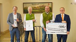 Bürgermeister Matthias Kohlmayer (v.l.), Werner Reich, Schützenmeister Robert Maidl und Andreas Freilinger von der VR-Bank freuen sich auf die 50. Stadtmeisterschaft.