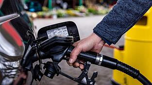 Tanken ist in Deutschland zurzeit sehr teuer. (Symbolbild)