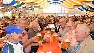 Beim Seniorennachmittag 2025 wurde noch flei&szlig;ig geprostet. Eine Neuerung droht den &auml;lteren Mitb&uuml;rgern in diesem Jahr die Lust auf die Moosburger Herbstschau zu verhageln.