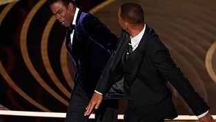 Will Smith (r) ohrfeigt Moderator Chris Rock bei der 94. Verleihung der Academy Awards in Hollywood.