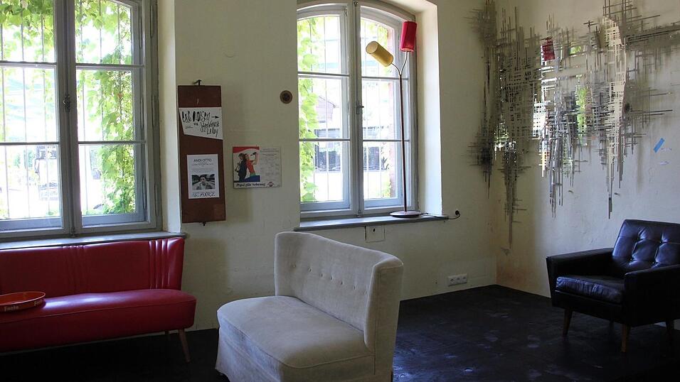 Blick in die Musikkneipe im Erdgeschoss, jeweils freitags und sonntags sind hier Konzerte geplant. Blick in die Musikkneipe im Erdgeschoss, jeweils freitags und sonntags sind hier Konzerte geplant.