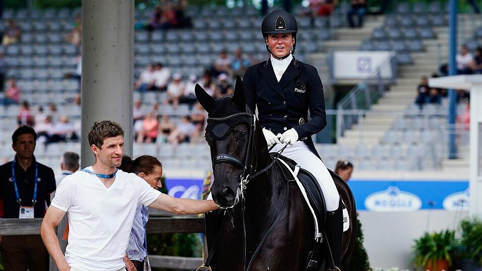 Sonst hoch zu Ross, jetzt in der Politik zu Besuch: Dressurreiterin Lisa Müller macht ein Praktikum im bayerischen Landtag. (Archivbild) Sonst hoch zu Ross, jetzt in der Politik zu Besuch: Dressurreiterin Lisa Müller macht ein Praktikum im bayerischen Landtag. (Archivbild)