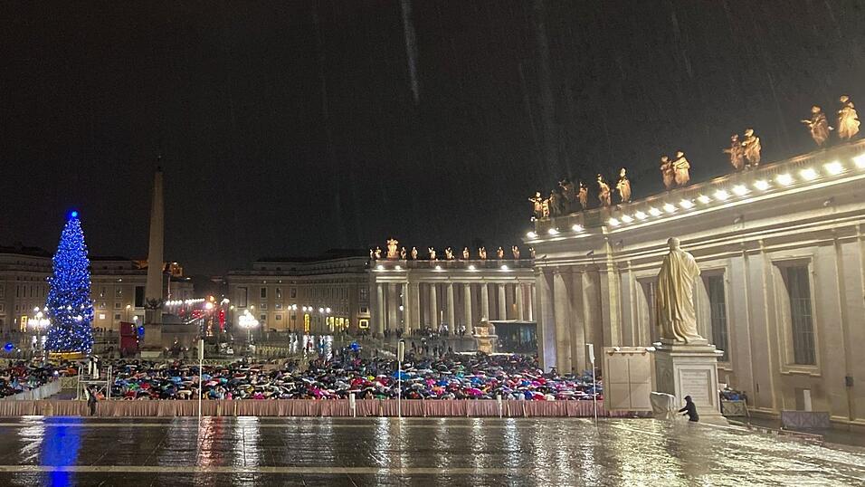 Auf Bildschirmen verfolgten Tausende trotz Regens die Messe auf dem Petersplatz.