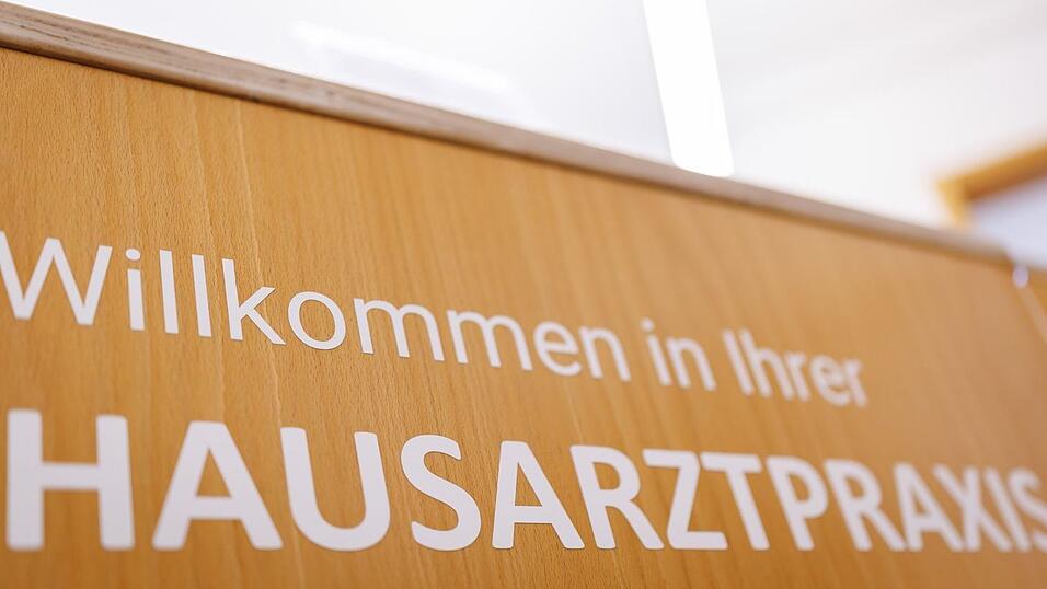 Viele Haus&auml;rzte sind allerdings schon im Rentenalter. (Symbolbild)