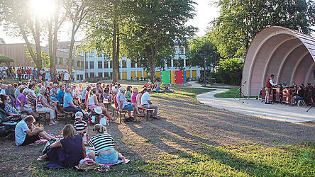 Runde Sache: Der Kulturpavillon ist gleich neben der Schule zu finden. Am Mittwoch bespielte ihn der Nachwuchs der Stadtkapelle erstmals.