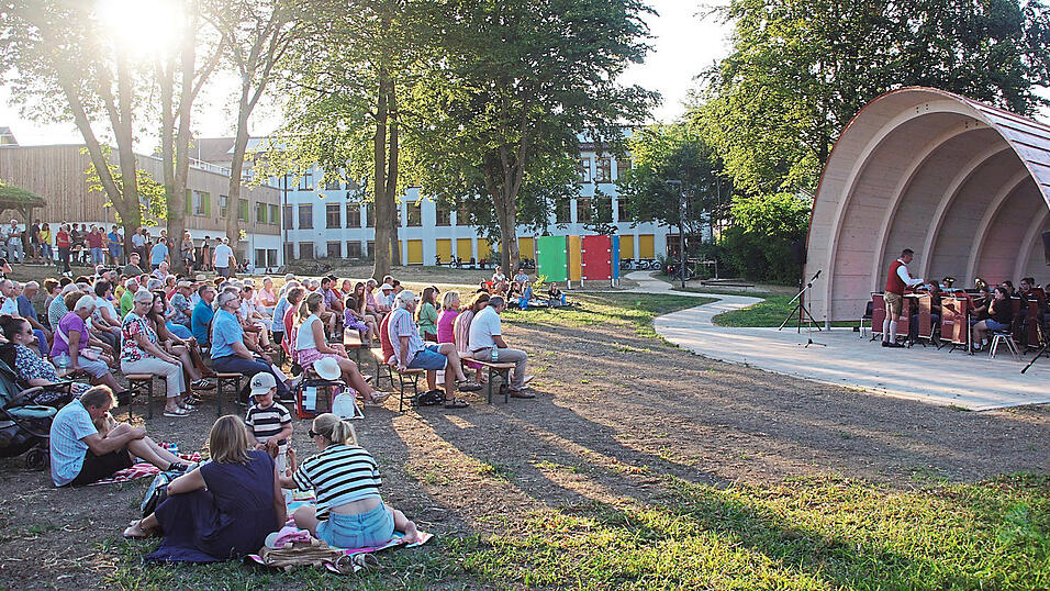 Runde Sache: Der Kulturpavillon ist gleich neben der Schule zu finden. Am Mittwoch bespielte ihn der Nachwuchs der Stadtkapelle erstmals. Runde Sache: Der Kulturpavillon ist gleich neben der Schule zu finden. Am Mittwoch bespielte ihn der Nachwuchs der Stadtkapelle erstmals.