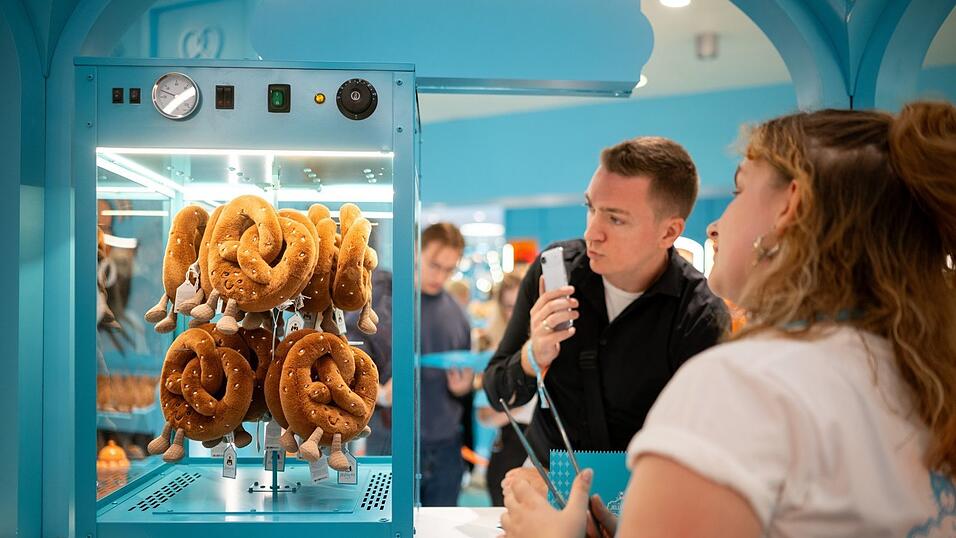 Neben Bratw&uuml;rsten, Zuckerwatte und Eiskaffee gibt es auch Brezeln aus Pl&uuml;sch.