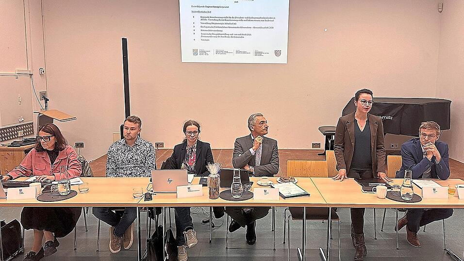 Die neue Juristin Christin Kelly (stehend) stellte sich vor. Am Tisch sitzend, v.l. Protokollf&uuml;hrerin Elke Richter, Geologe Daniel Lenz, Landratsamtsgesch&auml;ftsf&uuml;hrerin Iris Gehard, Landrat Dr. Ronny Raith und Jurist Frederick Fauser.