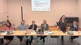 Die neue Juristin Christin Kelly (stehend) stellte sich vor. Am Tisch sitzend, v.l. Protokollf&uuml;hrerin Elke Richter, Geologe Daniel Lenz, Landratsamtsgesch&auml;ftsf&uuml;hrerin Iris Gehard, Landrat Dr. Ronny Raith und Jurist Frederick Fauser.