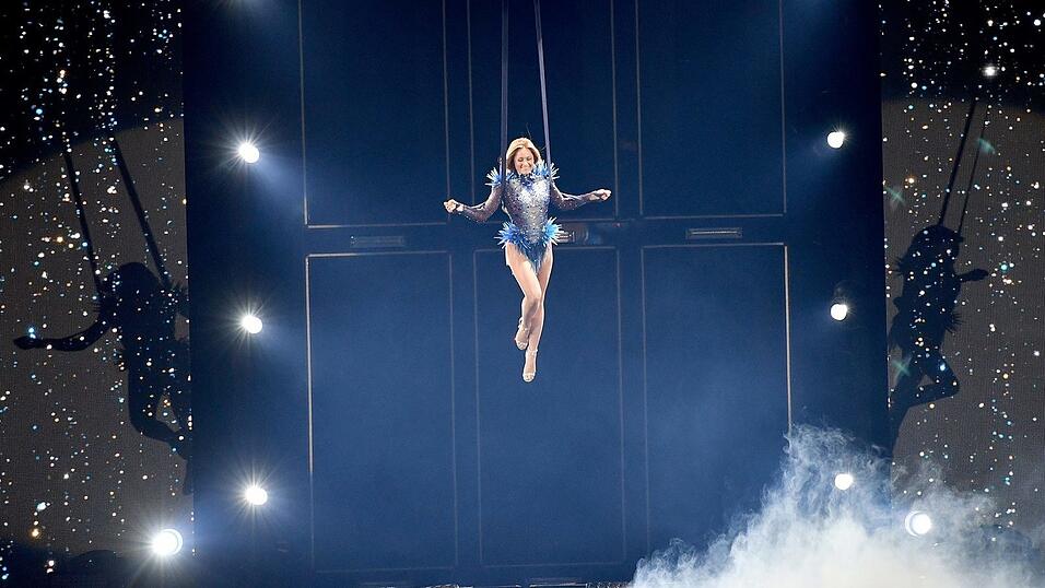 Superstar Helene Fischer verzauberte am Dienstagabend das Publikum in der Münchner Olympiahalle mit einer grandiosen Show. Superstar Helene Fischer verzauberte am Dienstagabend das Publikum in der Münchner Olympiahalle mit einer grandiosen Show.